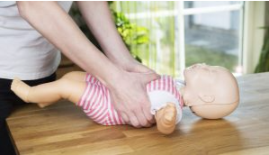 Hình 1: Ấn tim 2 ngón tay