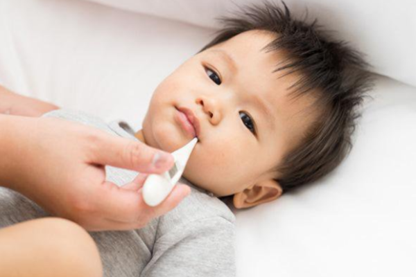 Chăm sóc trẻ bị sốt | Vinmec