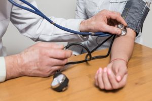 Thuốc ức chế men chuyển Angiotensin trong điều trị tăng huyết ápdoctor and patient listen pulse